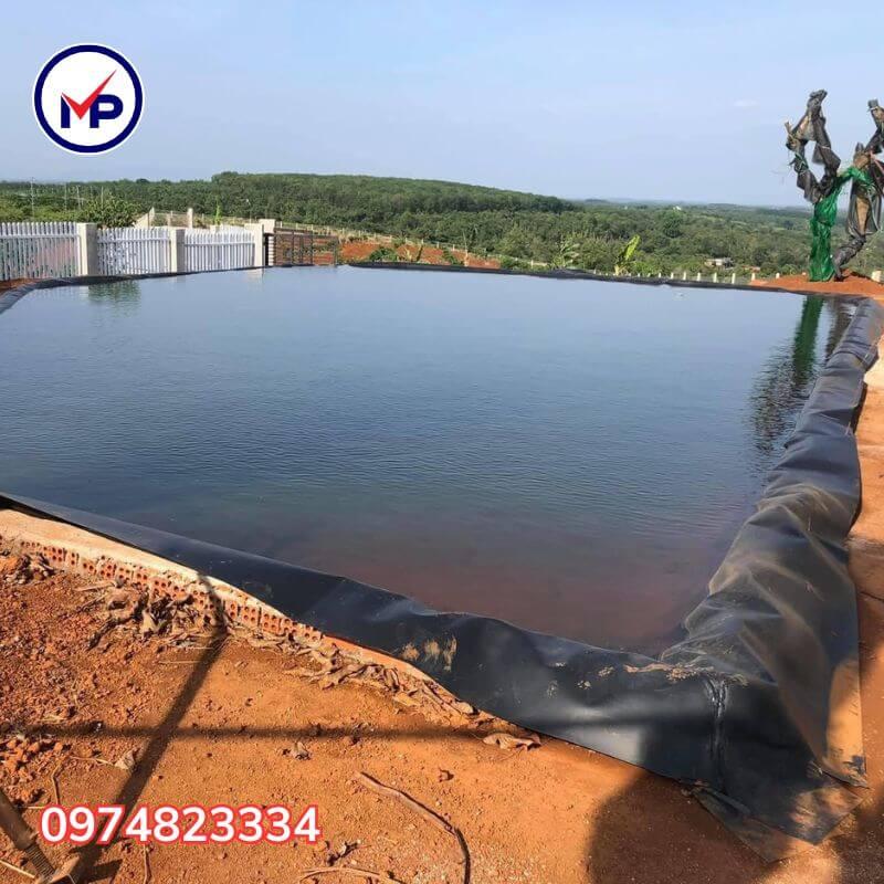 Kênh thủy lợi được lót bạt nhựa chống thấm, giúp giữ nước hiệu quả và ngăn chặn sự xói mòn đất, đảm bảo nguồn nước ổn định cho sản xuất nông nghiệp.